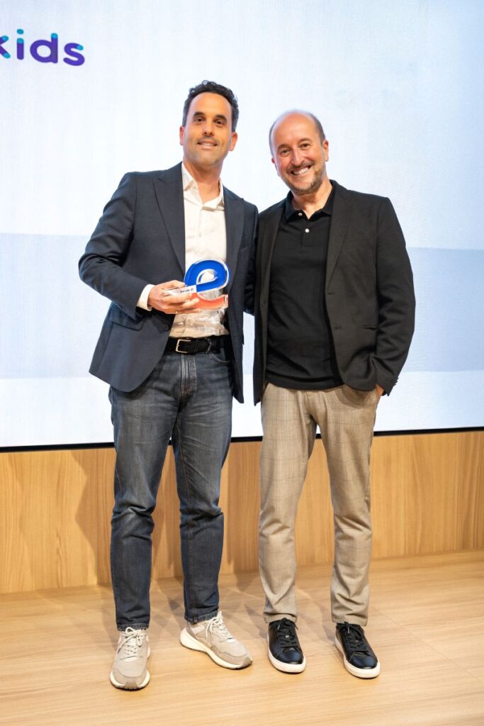 José Antonio Martínez Amat, de MBA Kids, ganador a a la microempres. Junto a Víctor Gonzalo