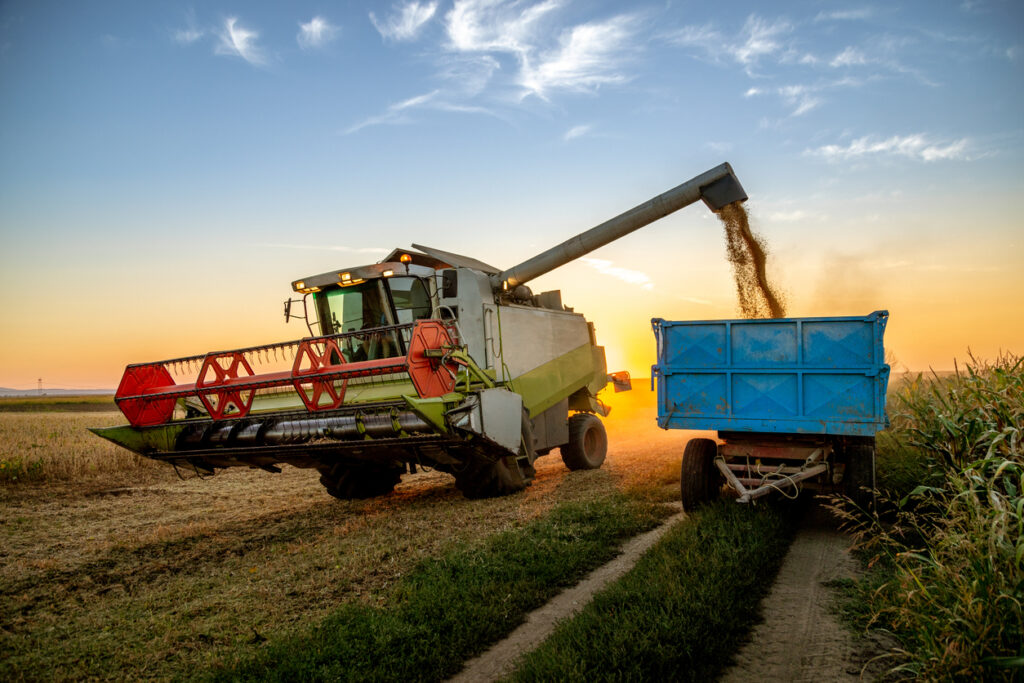 maquina trabajando en el campo