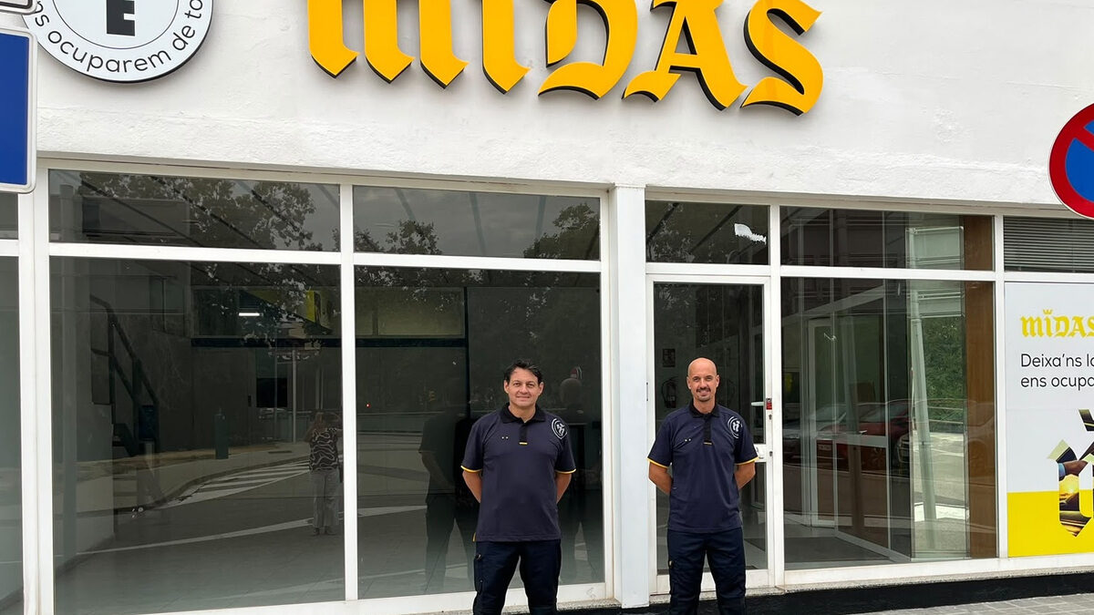 Nuevo franquiciado de Midas, con un empleado, en el exterior del taller