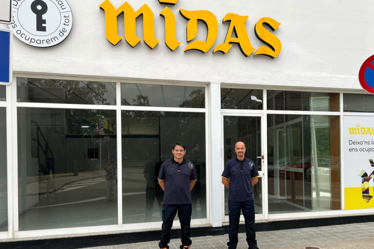Nuevo franquiciado de Midas, con un empleado, en el exterior del taller