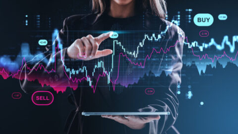 Mujer analizando datos de gráficos.
