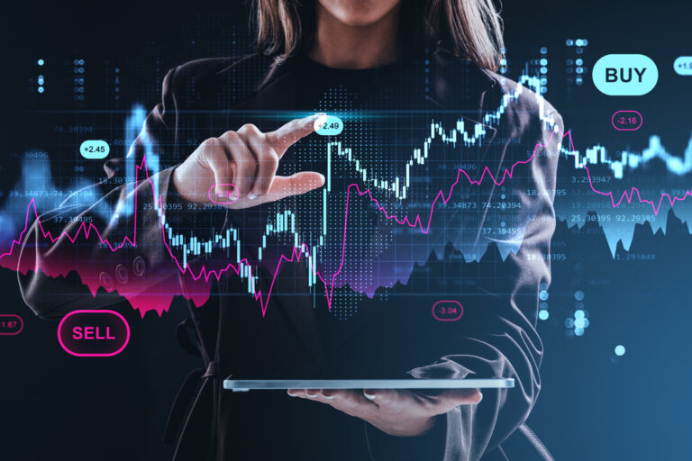 Mujer analizando datos de gráficos.