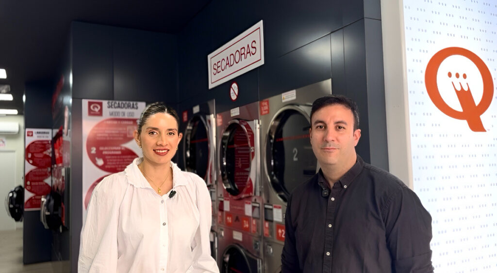 Sergio Miro y Daniela Milito. franquiciados de speed queen, posando en una lavandería