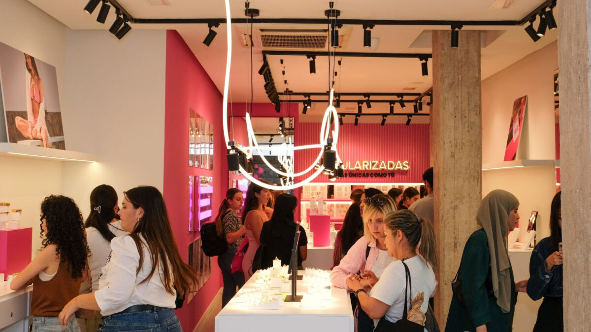 Interior de una tienda de la marca de joyería Singularu