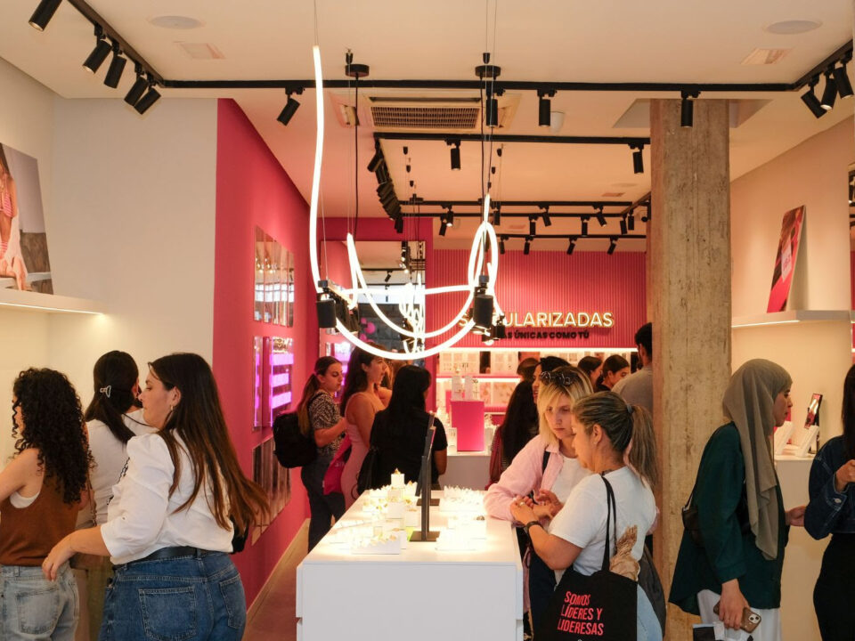 Interior de una tienda de la marca de joyería Singularu