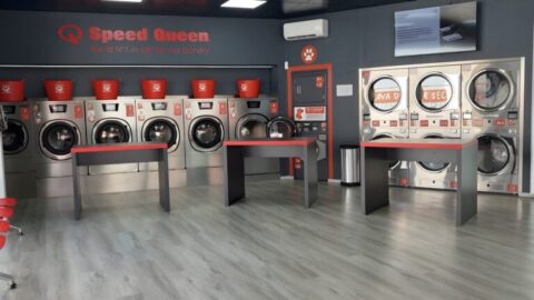 Interior de una lavandería autoservicio de la franquicia Speed Queen