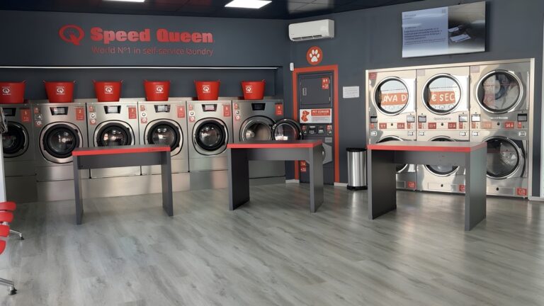 Interior de una lavandería autoservicio de la franquicia Speed Queen