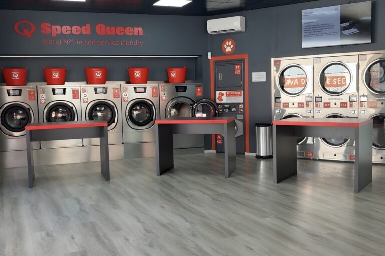 Interior de una lavandería autoservicio de la franquicia Speed Queen