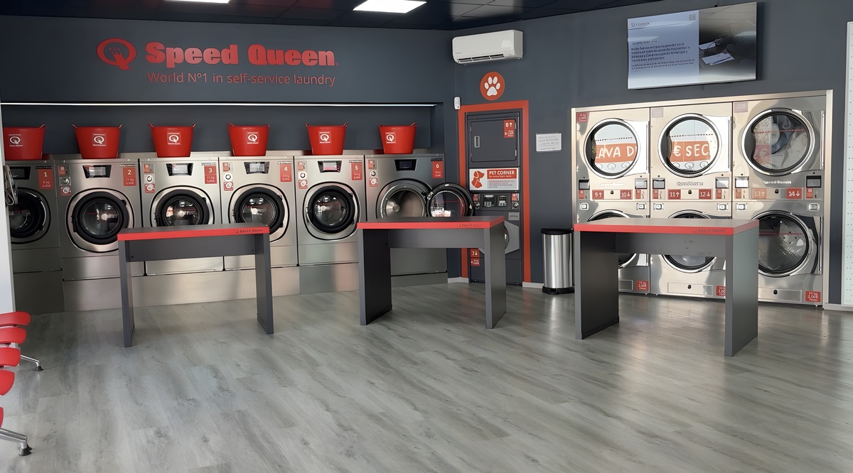 Interior de una lavandería autoservicio de la franquicia Speed Queen