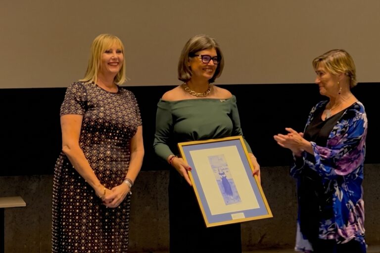 Susana Fernández recogiendo el Premio Mujeres que reinventan el mundo de BPW-Madrid