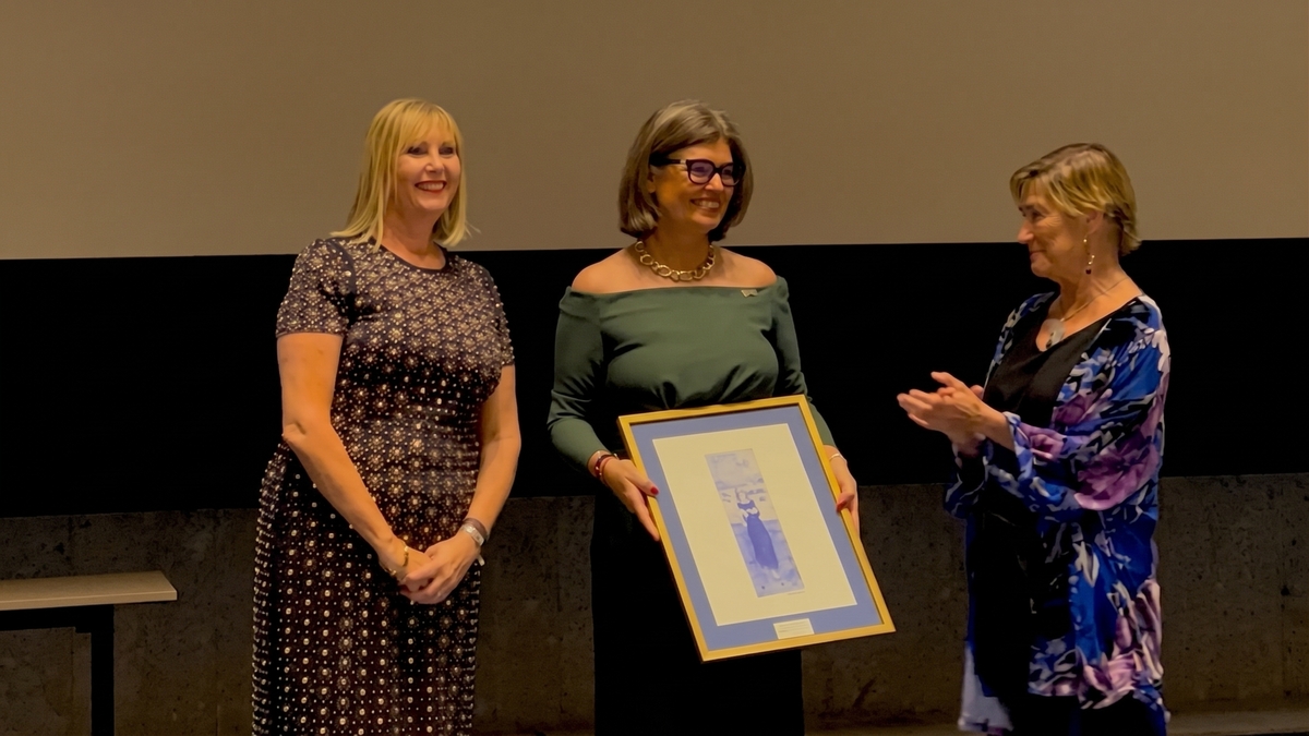 Susana Fernández recogiendo el Premio Mujeres que reinventan el mundo de BPW-Madrid