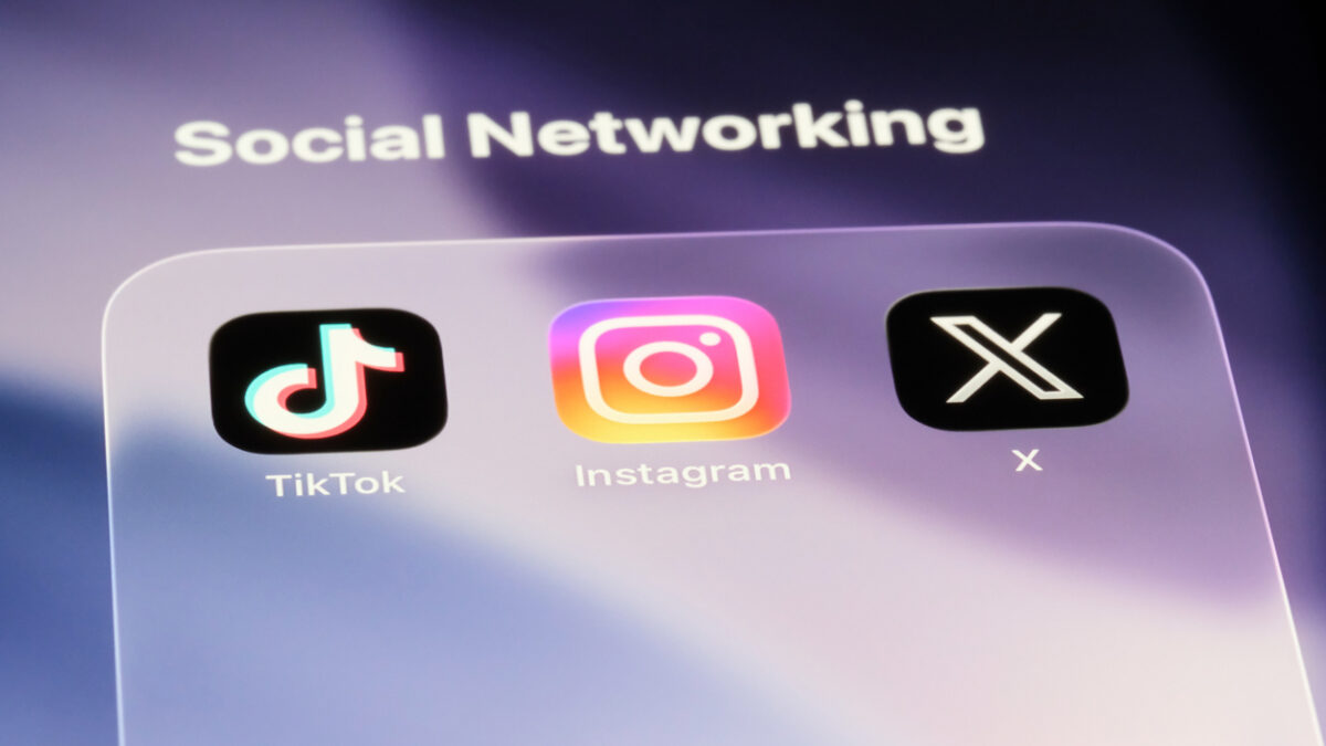 Pantalla de smartphone donde se ven los iconos de las aplicaciones TikTok, Instagram y X