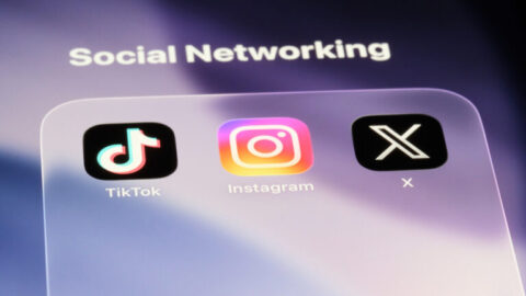 Pantalla de smartphone donde se ven los iconos de las aplicaciones TikTok, Instagram y X