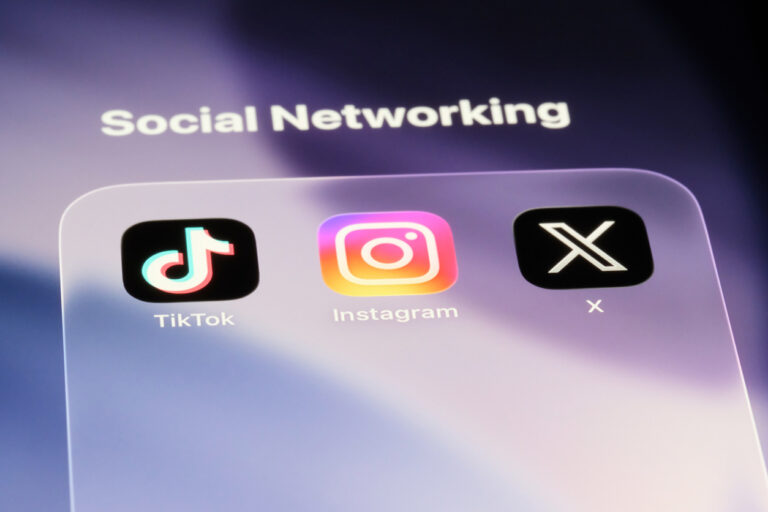 Pantalla de smartphone donde se ven los iconos de las aplicaciones TikTok, Instagram y X