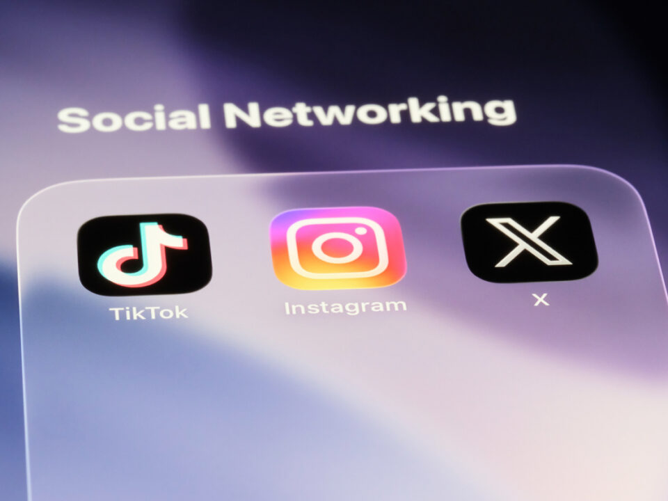 Pantalla de smartphone donde se ven los iconos de las aplicaciones TikTok, Instagram y X