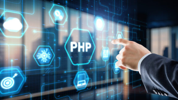 Hombre accionando el icono de PHP sobre una pantalla virtual