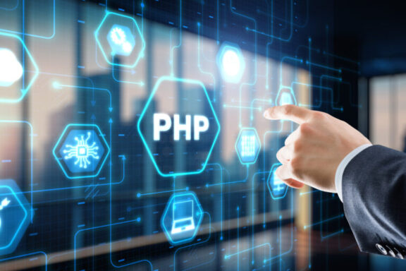 Hombre accionando el icono de PHP sobre una pantalla virtual