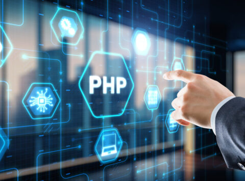Hombre accionando el icono de PHP sobre una pantalla virtual