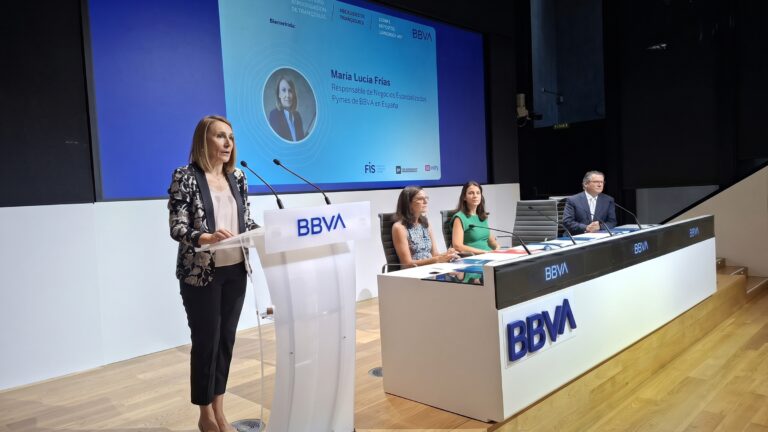 Lucía Frías, de BBVA, presenta el X Observatorio de la Franquicias de la AEF en la sede del BBVA