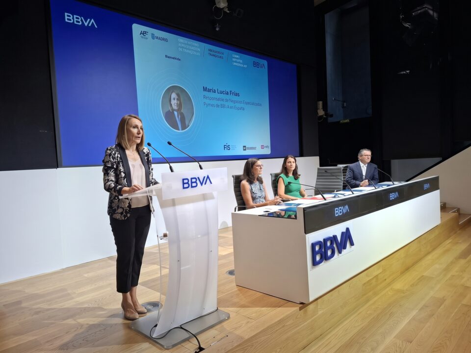 Lucía Frías, de BBVA, presenta el X Observatorio de la Franquicias de la AEF en la sede del BBVA
