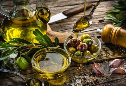 aceite de oliva virgen y aceitunas