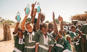Auara lleva agua potable a personas desfavorecidas