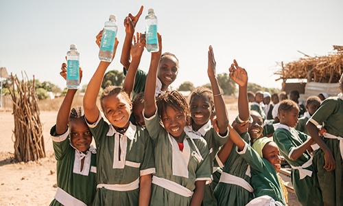 Auara lleva agua potable a personas desfavorecidas