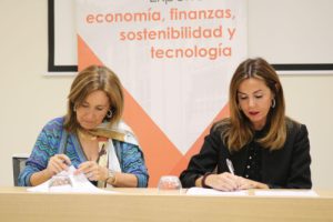 Teresa Alarcos, consejera Independiente y fundadora de Women Startup Community, y Mónica Guardado, socia directora general de Afi Escuela, firman el acuerdo para promover el emprendimiento