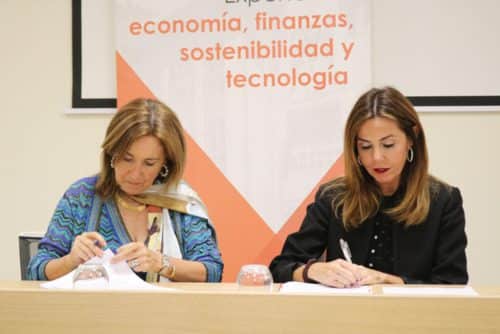 Teresa Alarcos, consejera Independiente y fundadora de Women Startup Community, y Mónica Guardado, socia directora general de Afi Escuela, firman el acuerdo para promover el emprendimiento
