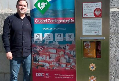 Santoña refuerza su compromiso con la cardioprotección instalando un desfibrilador en la vía pública