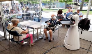 Historias humanas de la crisis: El robot que habla con las ancianas