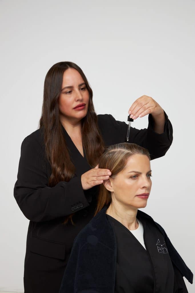 Arkhé presenta su innovador Vibrant Well-aging Booster: el secreto para un cabello joven y libre de canas