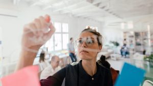Becas para mujeres emprendedoras en Valencia y Sevilla 