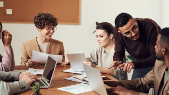 Cómo mejorar el ambiente laboral de tu empresa: 10 Consejos y ejemplos