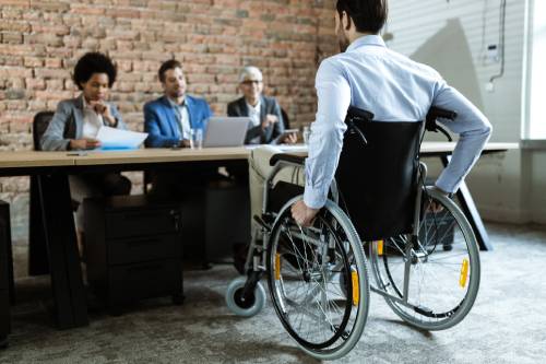 Contratación laboral vulverables istock
