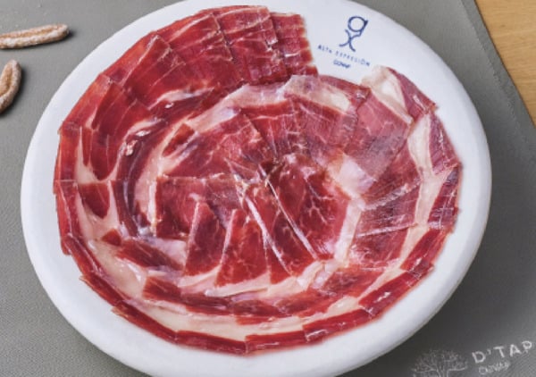 Cócteles, ibéricos y un espacio para disfrutar de la gastronomía