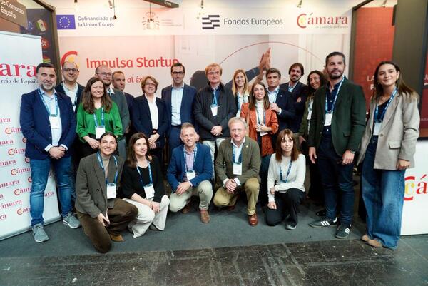 El ministro Carlos Cuerpo junto con Inmaculada Riera, representantes de Cámara de España, la red de Cámaras y emprendedores