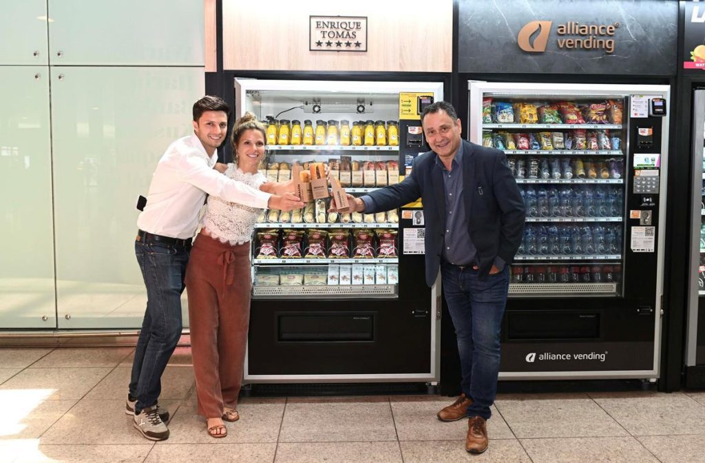 Enrique Tomás lleva el ‘bocata’ de jamón a la máquina de vending
