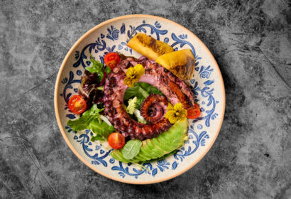 Ensalada de pulpo marinado, piña a la parrilla, aguacate y crudités de temporada Restaurante CentOnze Barcelona