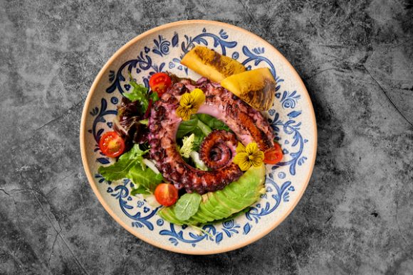 Ensalada de pulpo marinado, piña a la parrilla, aguacate y crudités de temporada Restaurante CentOnze Barcelona