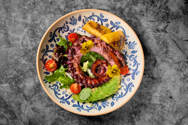 Ensalada de pulpo marinado, piña a la parrilla, aguacate y crudités de temporada Restaurante CentOnze Barcelona
