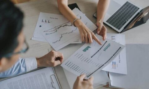 dos personas analizan datos financieros