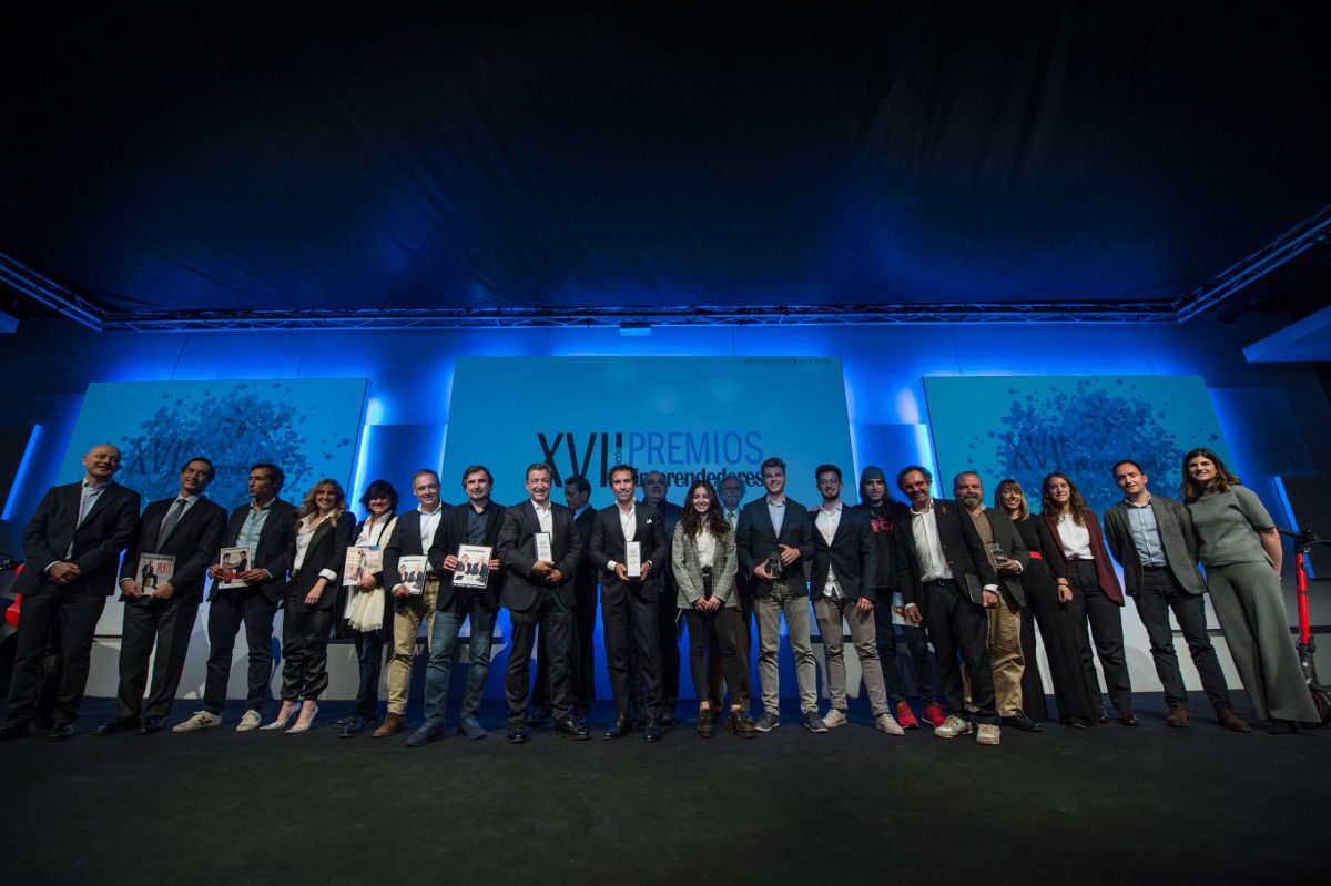 Foto de grupo de los galardonados en los XVII Premios Emprendedores