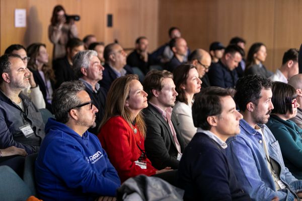 Afluencia de público al evento de L@s 100 emprendedores 2025