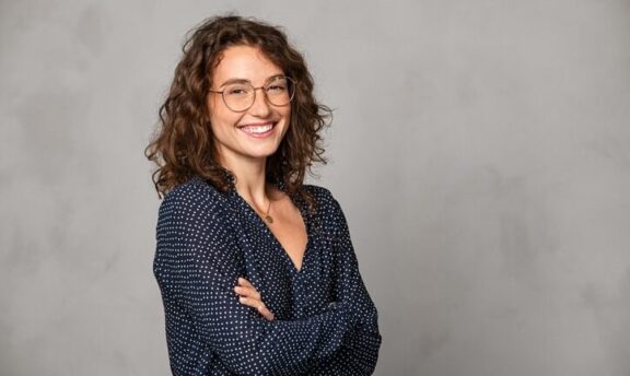 Mujer sonriente con gafas