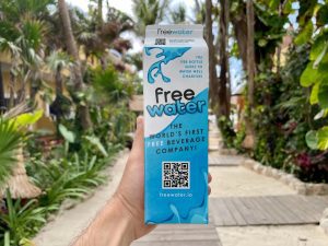 Esta empresa regala agua embotellada y quiere montar supermercados gratuitos