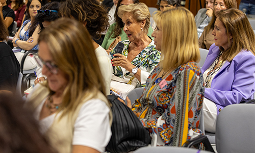 Mujeres asistentes a la presentación del informe