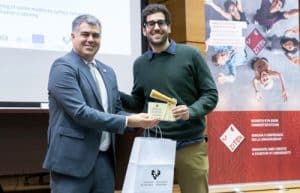 Gorka Moreno Bizkaiako Campuseko errektoreordeak eman dio saria Javier Plou Izquierdori. | Foto: Fernando Gómez. UPV/EHU.