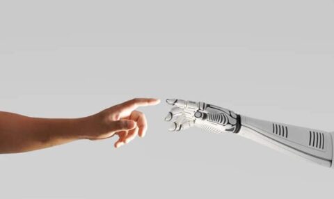IA que nos cuida mano de robot que toca una mano humana