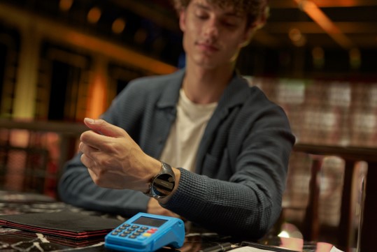 Huawei Watch 5 cuenta ya con la opción de pagar sin contacto en España